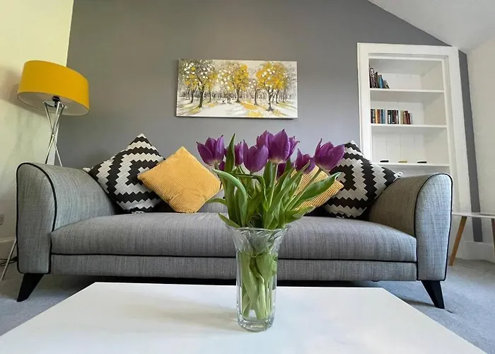 No 10 Immaculate City Centre, Top Floor 2 Bed Flat With Free Parking