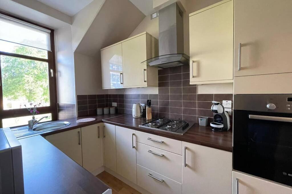 No 10 Immaculate Centre, Floor 2 Bed Flat With Free Parking Апартаменты